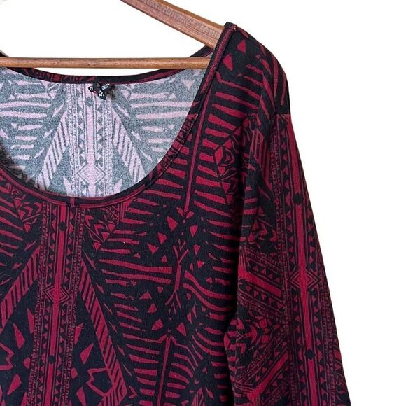 Love Ari Scoop Neck Midi Dress - Picture 3 of 8